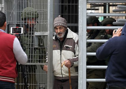 متظاهرون فلسطينيون يشاركون في احتجاج للاحتفال بالذكرى السنوية الثالثة لمقتل فلسطيني عبد الفتاح شريف على يد جنود إسرائيليين في مدينة الخليل بالضفة الغربية ، في 24 مارس 2019.