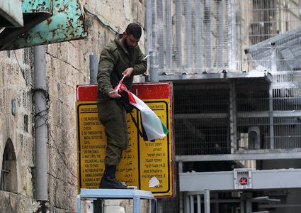 تتخذ قوات الأمن الإسرائيلية موقعًا في الوقت الذي يشارك فيه المتظاهرون الفلسطينيون في احتجاج للاحتفال بالذكرى السنوية الثالثة لمقتل فلسطينيين عبد الفتاح شريف على أيدي الجنود الإسرائيليين في مدينة الخليل بالضفة الغربية ، في 24 مارس / آذار 2019.