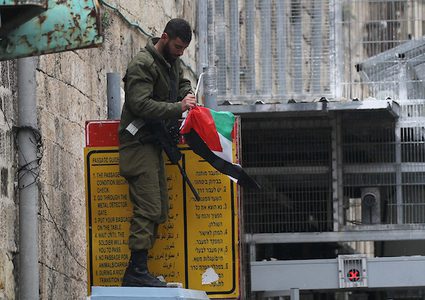 تتخذ قوات الأمن الإسرائيلية موقعًا في الوقت الذي يشارك فيه المتظاهرون الفلسطينيون في احتجاج للاحتفال بالذكرى السنوية الثالثة لمقتل فلسطينيين عبد الفتاح شريف على أيدي الجنود الإسرائيليين في مدينة الخليل بالضفة الغربية ، في 24 مارس / آذار 2019.