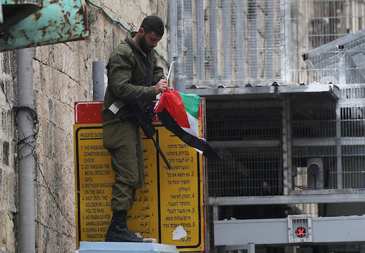 تتخذ قوات الأمن الإسرائيلية موقعًا في الوقت الذي يشارك فيه المتظاهرون الفلسطينيون في احتجاج للاحتفال بالذكرى السنوية الثالثة لمقتل فلسطينيين عبد الفتاح شريف على أيدي الجنود الإسرائيليين في مدينة الخليل بالضفة الغربية ، في 24 مارس / آذار 2019.