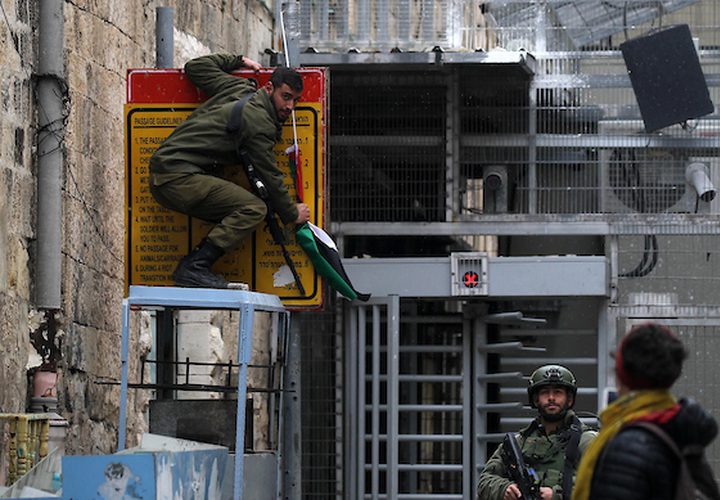 تتخذ قوات الأمن الإسرائيلية موقعًا في الوقت الذي يشارك فيه المتظاهرون الفلسطينيون في احتجاج للاحتفال بالذكرى السنوية الثالثة لمقتل فلسطينيين عبد الفتاح شريف على أيدي الجنود الإسرائيليين في مدينة الخليل بالضفة الغربية ، في 24 مارس / آذار 2019.