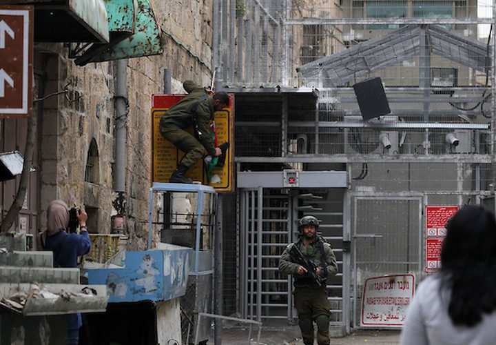 تتخذ قوات الأمن الإسرائيلية موقعًا في الوقت الذي يشارك فيه المتظاهرون الفلسطينيون في احتجاج للاحتفال بالذكرى السنوية الثالثة لمقتل فلسطينيين عبد الفتاح شريف على أيدي الجنود الإسرائيليين في مدينة الخليل بالضفة الغربية ، في 24 مارس / آذار 2019.