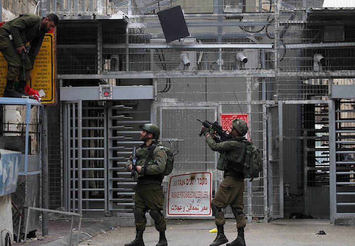 تتخذ قوات الأمن الإسرائيلية موقعًا في الوقت الذي يشارك فيه المتظاهرون الفلسطينيون في احتجاج للاحتفال بالذكرى السنوية الثالثة لمقتل فلسطينيين عبد الفتاح شريف على أيدي الجنود الإسرائيليين في مدينة الخليل بالضفة الغربية ، في 24 مارس / آذار 2019.