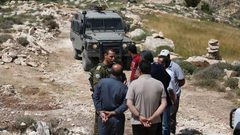 الاحتلال يوقف العمل بطريق زراعية ويحتجز عمالا شرق بيت لحم