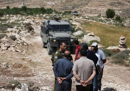 الاحتلال يوقف العمل بطريق زراعية ويحتجز عمالا شرق بيت لحم