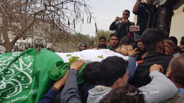 الآلاف يشيعون جثمان الشهيد المصري