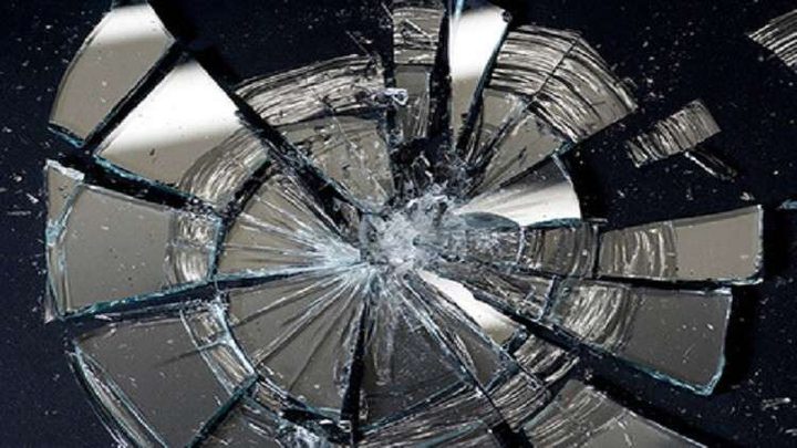 "رهاب المرايا" يحول حياة بريطاني إلى جحيم