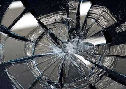 "رهاب المرايا" يحول حياة بريطاني إلى جحيم