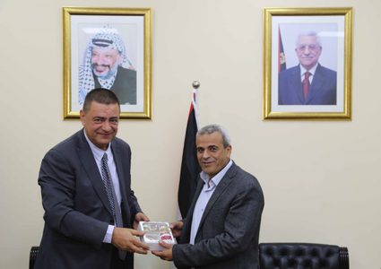 ممثل دولة رومانيا يطلع على واقع محافظة قلقيلية