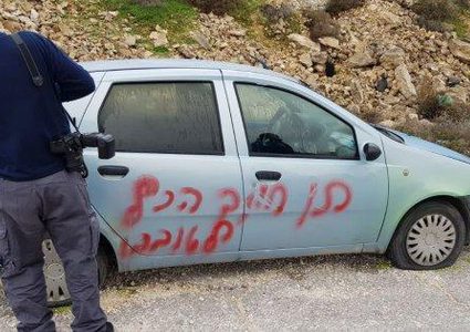 مستوطنون يخطون شعارات عنصرية ويعطبون إطارات 30 مركبة في القدس