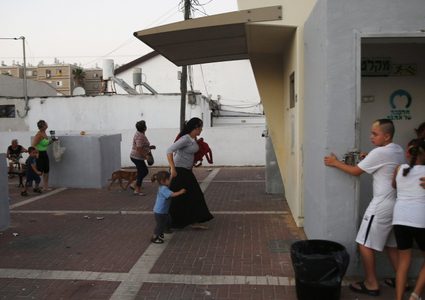 فتح الملاجئ في تل أبيب  وقرار جديد في غلاف غزة