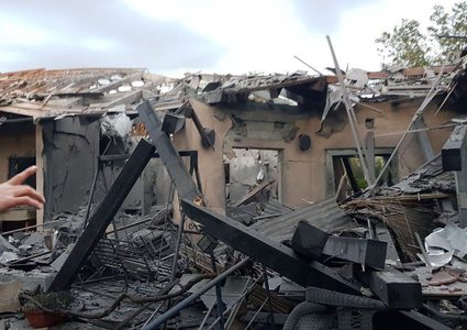 إصابة 7 "إسرائيليين" في سقوط صاروخ على منزل شمالي "تل أبيب"