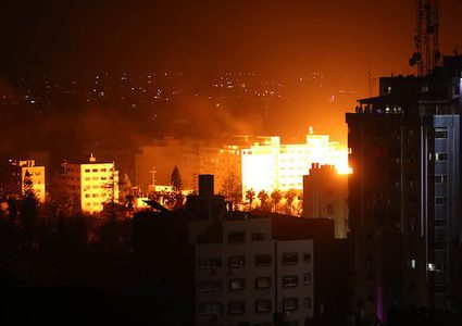 طائرات الاحتلال تستهدف مكتب اسماعيل هنية بغزة