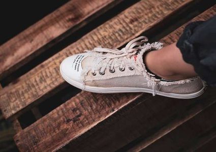 "حذاء غير مريح" يدفع بائعة لكسر إصبع زبون