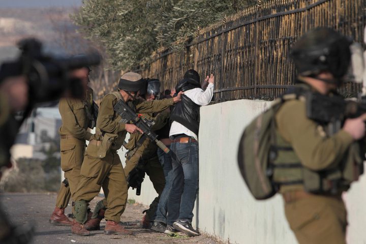 اعتقال 11 مواطنا في الضفة الغربية