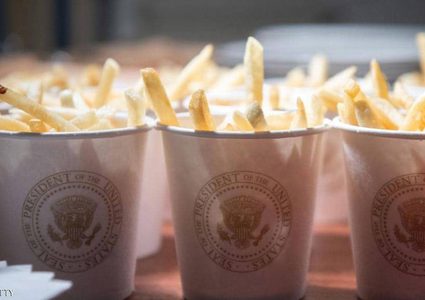 للمراهقين.. مخاطر حقيقية لمشاهدة التلفاز وتناول "السناك" معا