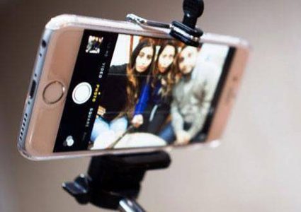 "عصا السيلفي".. تعرف على حقيقتها التاريخية "الغريبة"