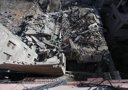 آثار الدمار الذي خلفه القصف الإسرائيلي على قطاع غزة أمس