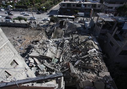 آثار الدمار الذي خلفه القصف الإسرائيلي على قطاع غزة أمس