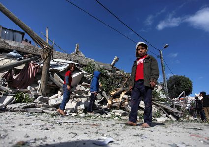 آثار الدمار الذي خلفه القصف الإسرائيلي على قطاع غزة أمس