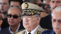 قايد صالح: “الحل في تطبيق المادة 102 من الدستور” الجزائري