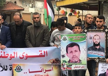 مسيرة تضامنية مع الأسرى وتنديداً بقرار ترامب في غزة