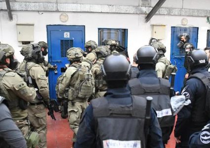 فرض عقوبات على مئات الأسرى وغرامة مالية باهظة ومنع زيارات بالجملة