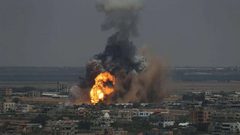 الطيران الحربي الإسرائيلي يجدد قصفه على مواقع في غزة فجراً