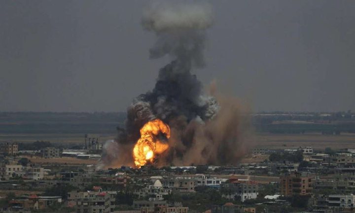 الطيران الحربي الإسرائيلي يجدد قصفه على مواقع في غزة فجراً