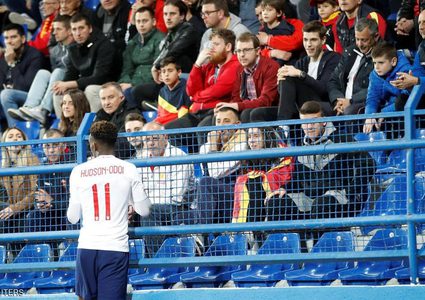 اليويفا يحقق في "أصوات القردة" خلال مباراة لإنجلترا