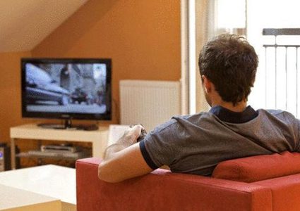 الجلوس لساعات طويلة يودى بحياة 50 ألف شخص في بريطانيا كل عام