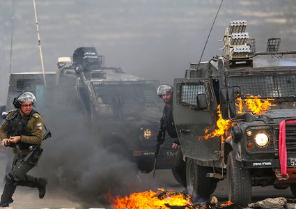 اشتباك طلاب فلسطينيون من جامعة بيرزيت مع قوات الأمن الإسرائيلية بالقرب من حاجز بيت إيل ، بالقرب من مدينة رام الله بالضفة الغربية ، 27 مارس 2019.