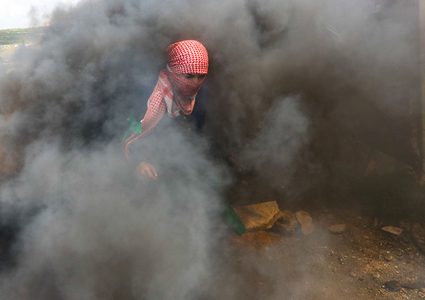 اشتباك طلاب فلسطينيون من جامعة بيرزيت مع قوات الأمن الإسرائيلية بالقرب من حاجز بيت إيل ، بالقرب من مدينة رام الله بالضفة الغربية ، 27 مارس 2019.