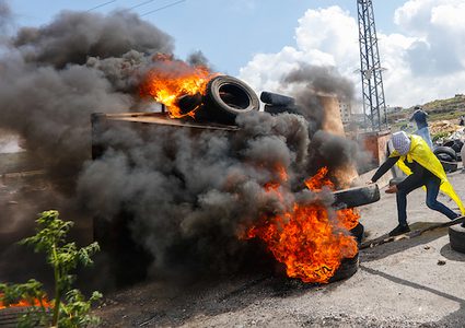 اشتباك طلاب فلسطينيون من جامعة بيرزيت مع قوات الأمن الإسرائيلية بالقرب من حاجز بيت إيل ، بالقرب من مدينة رام الله بالضفة الغربية ، 27 مارس 2019.