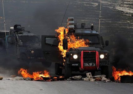 حرق جيب بمواجهات مع الاحتلال على مدخل البيرة