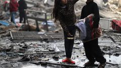 عائلات غزية أفاقت على اتصال دمر حياتها وبيتها وأصبحت بلا مأوى