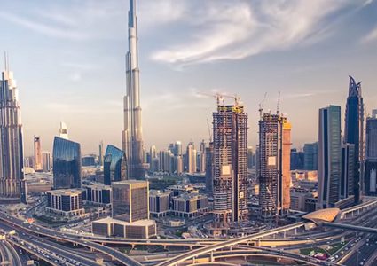 رجل يعتدي بوحشية على شرطي مرور في دبي