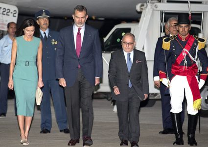 ملك إسبانيا يعلق داخل طائرته في الأرجنتين!