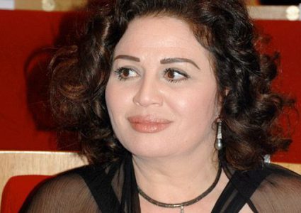 إلهام شاهين تثير ضجة بصورتها في المسجد الحرام