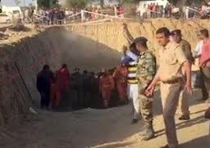 إنقاذ رضيع وقع في بئر عمقها 18 مترا (فيديو)