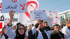 الحكومة المغربية تفصل معلمين مضربين عن العمل