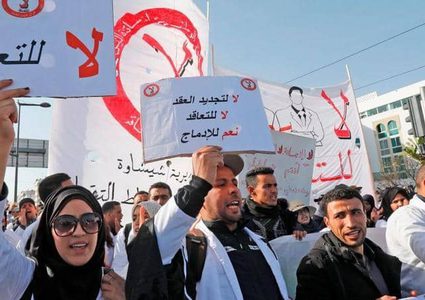 الحكومة المغربية تفصل معلمين مضربين عن العمل