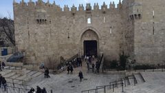 الاحتلال يغلق باب العامود بالقدس للمرة الثالثة