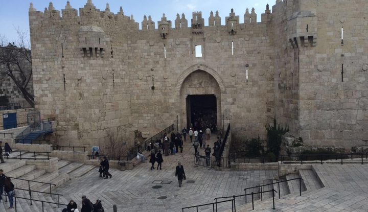 الاحتلال يغلق باب العامود بالقدس للمرة الثالثة