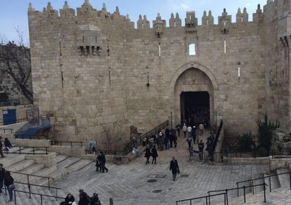 الاحتلال يغلق باب العامود بالقدس للمرة الثالثة