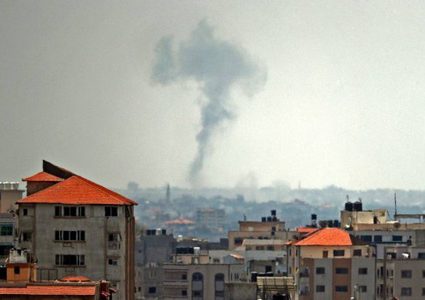 إصابة ثلاثة شبان في قصف إسرائيلي شمال قطاع غزة