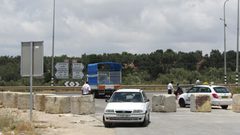 إغلاق المدخل الرئيسي لبلدة عزون بالمكعبات الإسمنتية