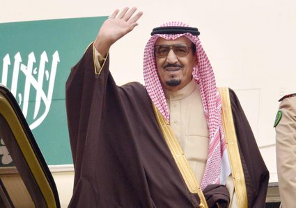 تحضيراً للقمة.. الملك سلمان يصل تونس للقاء السبسي