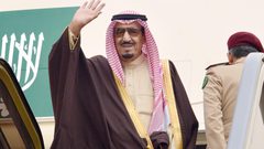 تحضيراً للقمة.. الملك سلمان يصل تونس للقاء السبسي