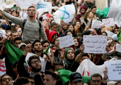 احتجاجات الجزائر تتوسع لتصل الى كافة النظام السياسي